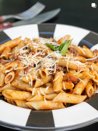Massa com ragu e queijo ralado