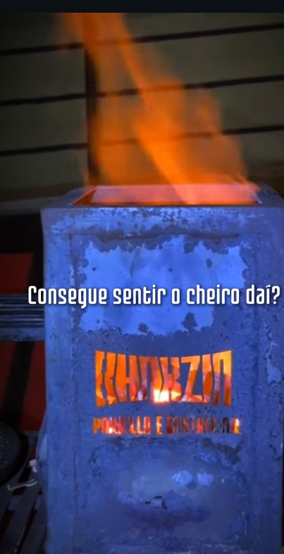Parrilla do Bharzin com chama alta e logo vazado em brasa