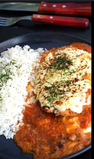 Parmegiana de frango com arroz