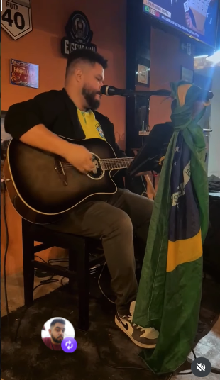 Música ao vivo com violão no salão do Bharzin